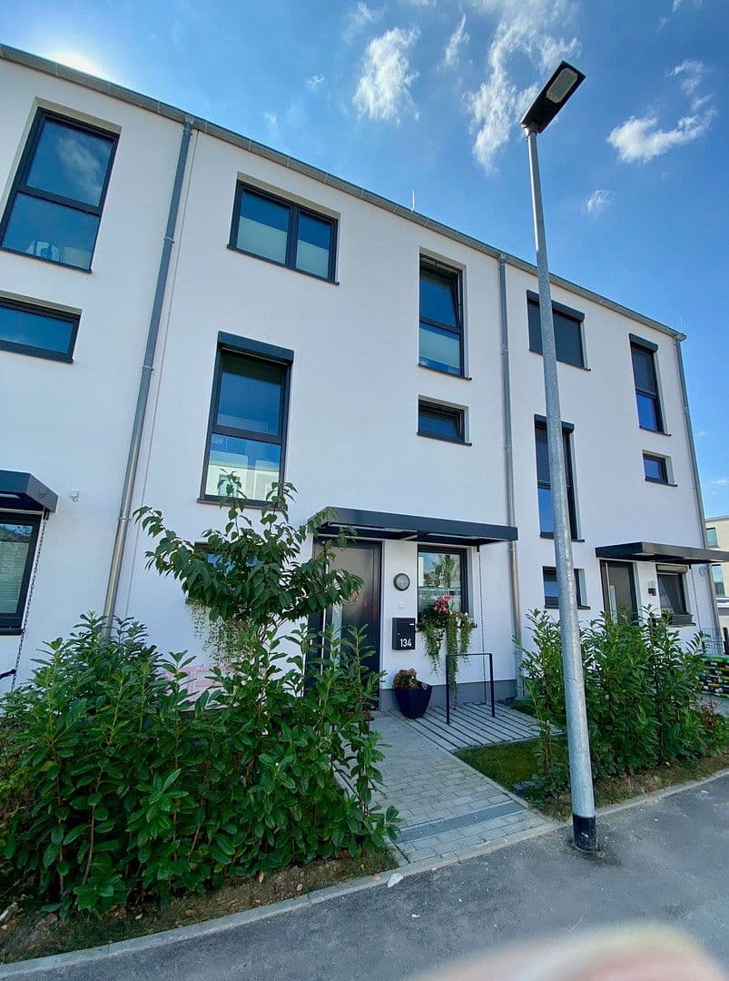 Prodej domu 139 m², pozemek 122 m², Rotkehlchenweg 134, Wiesbaden-Nordenstadt, Hessen Prodej domu 139 m², pozemek 122 m², Rotkehlchenweg 134, Wiesbaden-Nordenstadt, Hessen