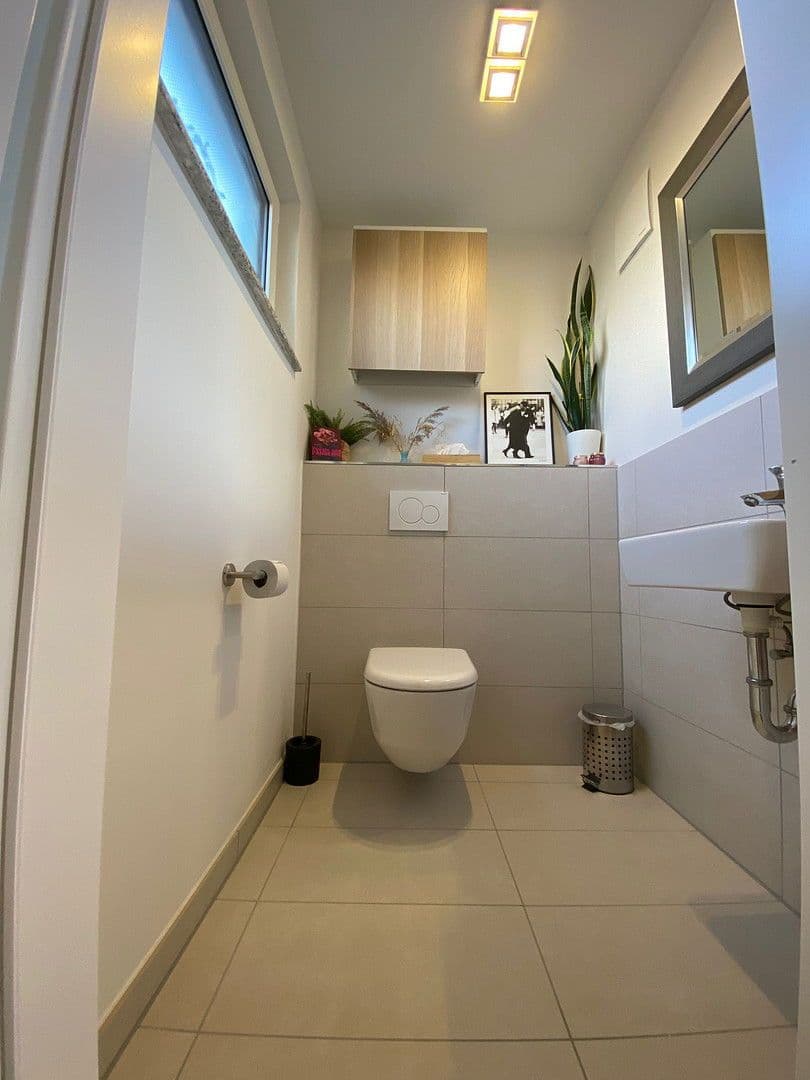 Prodej domu 139 m², pozemek 122 m², Rotkehlchenweg 134, Wiesbaden-Nordenstadt, Hessen Prodej domu 139 m², pozemek 122 m², Rotkehlchenweg 134, Wiesbaden-Nordenstadt, Hessen