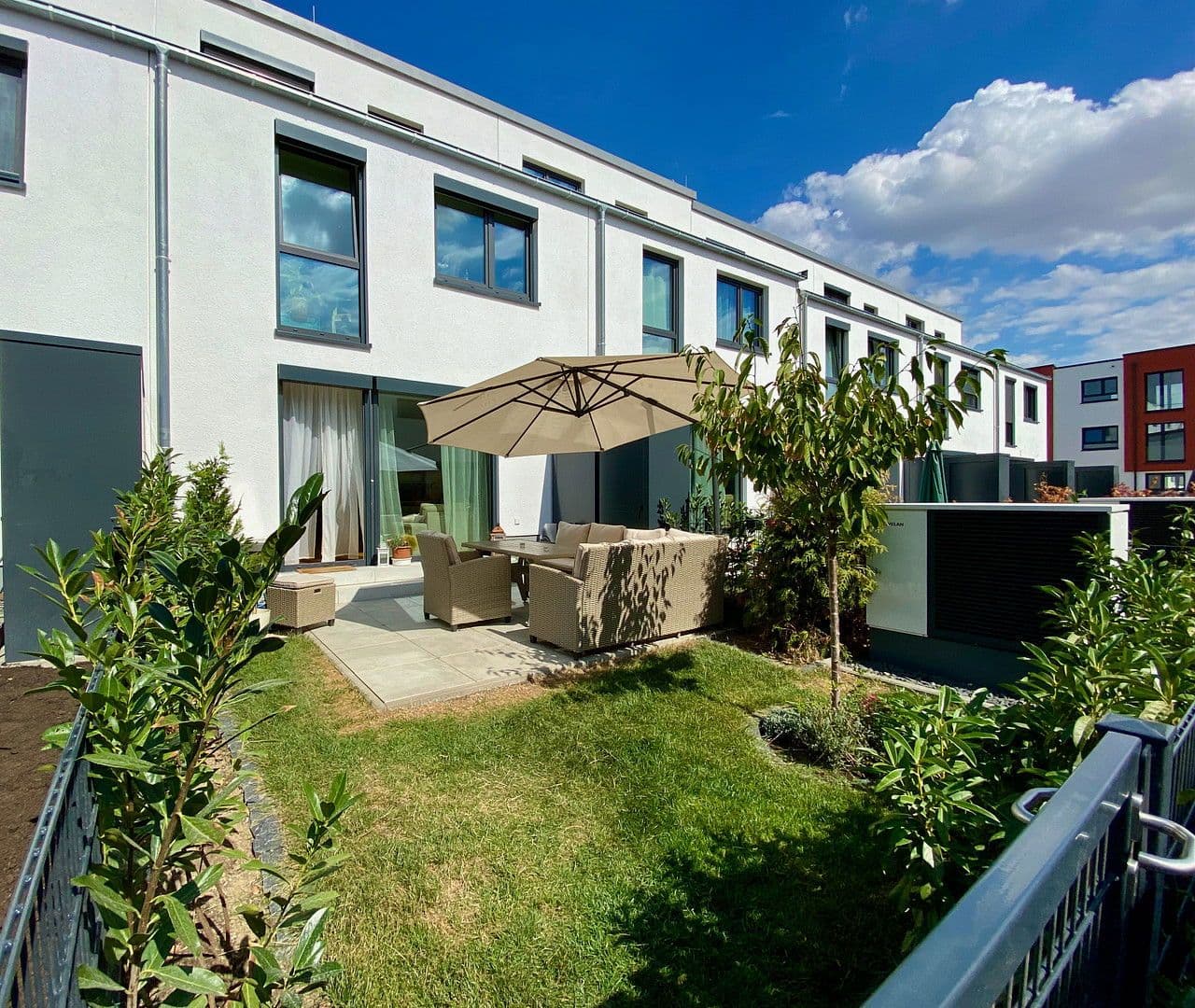 Prodej domu 139 m², pozemek 122 m², Rotkehlchenweg 134, Wiesbaden-Nordenstadt, Hessen Prodej domu 139 m², pozemek 122 m², Rotkehlchenweg 134, Wiesbaden-Nordenstadt, Hessen