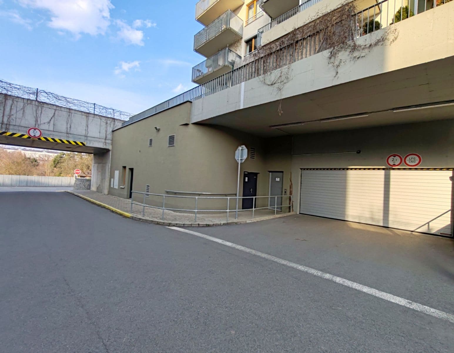 Pronájem garáže 14 m², Modrého, Praha, Praha Pronájem garáže 14 m², Modrého, Praha, Praha