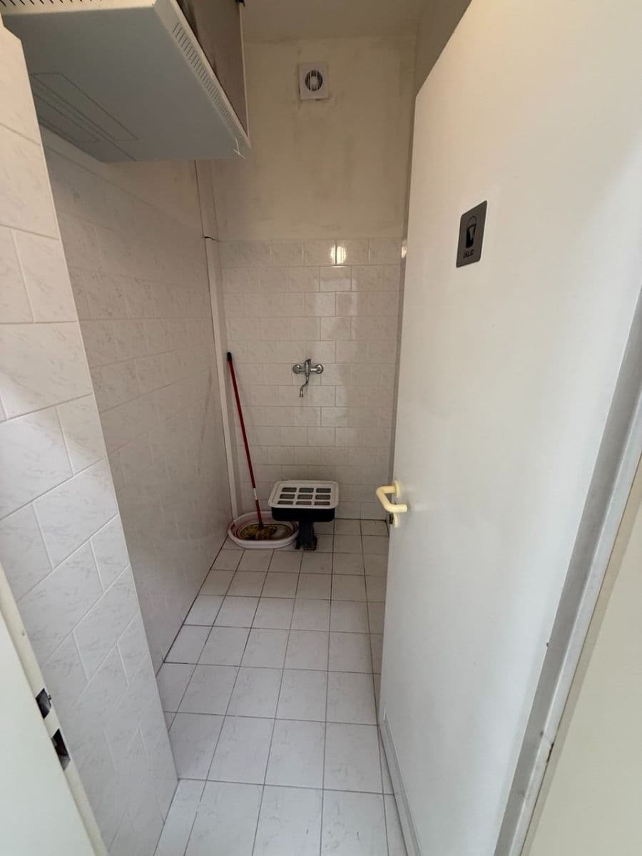 Pronájem nebytového prostoru 127 m², U Vlečky, Ústí nad Labem, Ústecký kraj Pronájem nebytového prostoru 127 m², U Vlečky, Ústí nad Labem, Ústecký kraj