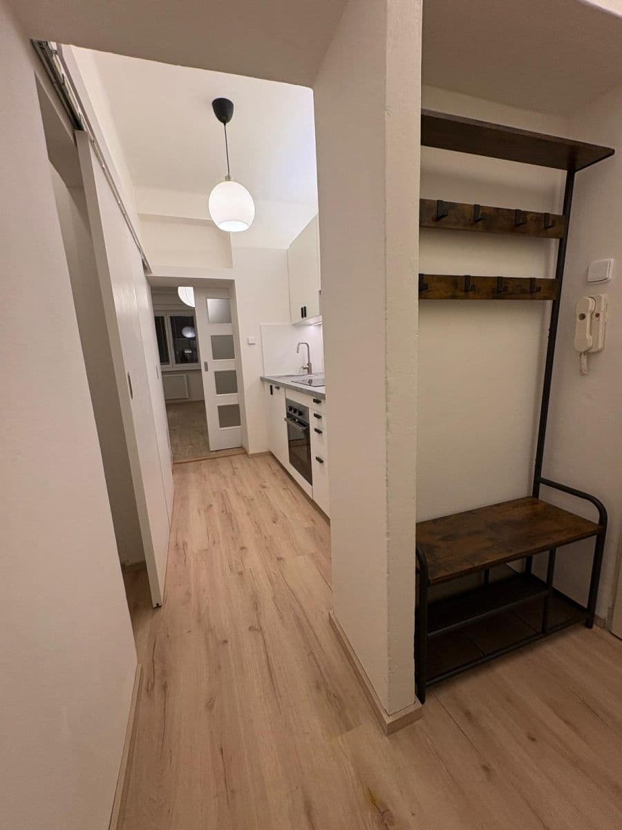 Pronájem bytu 1+kk 33 m², Pod Strojírnami, Praha, Praha Pronájem bytu 1+kk 33 m², Pod Strojírnami, Praha, Praha