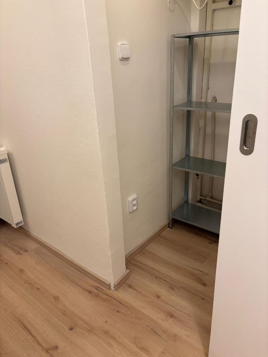 Pronájem bytu 1+kk 33 m², Pod Strojírnami, Praha, Praha Pronájem bytu 1+kk 33 m², Pod Strojírnami, Praha, Praha