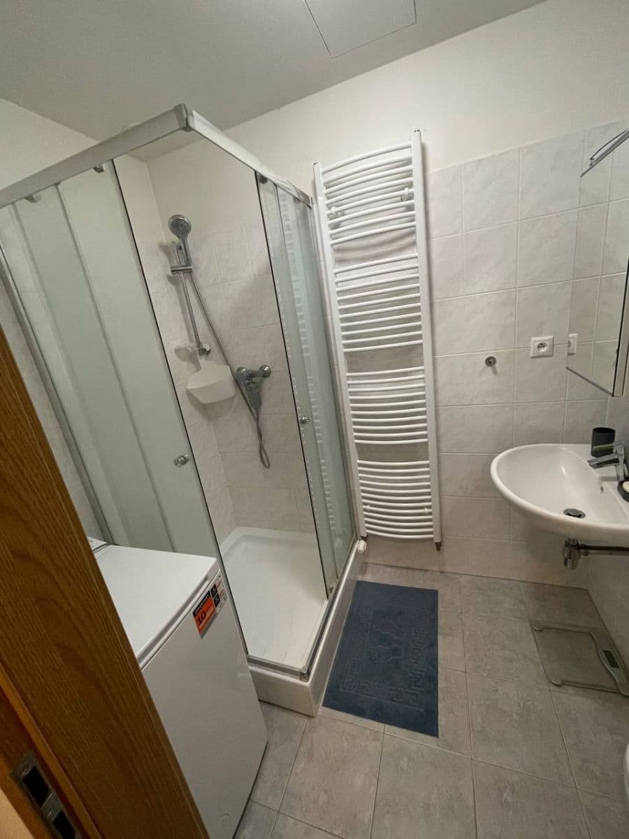 Pronájem bytu 1+kk 31 m², V Honech, Klecany, Středočeský kraj Pronájem bytu 1+kk 31 m², V Honech, Klecany, Středočeský kraj