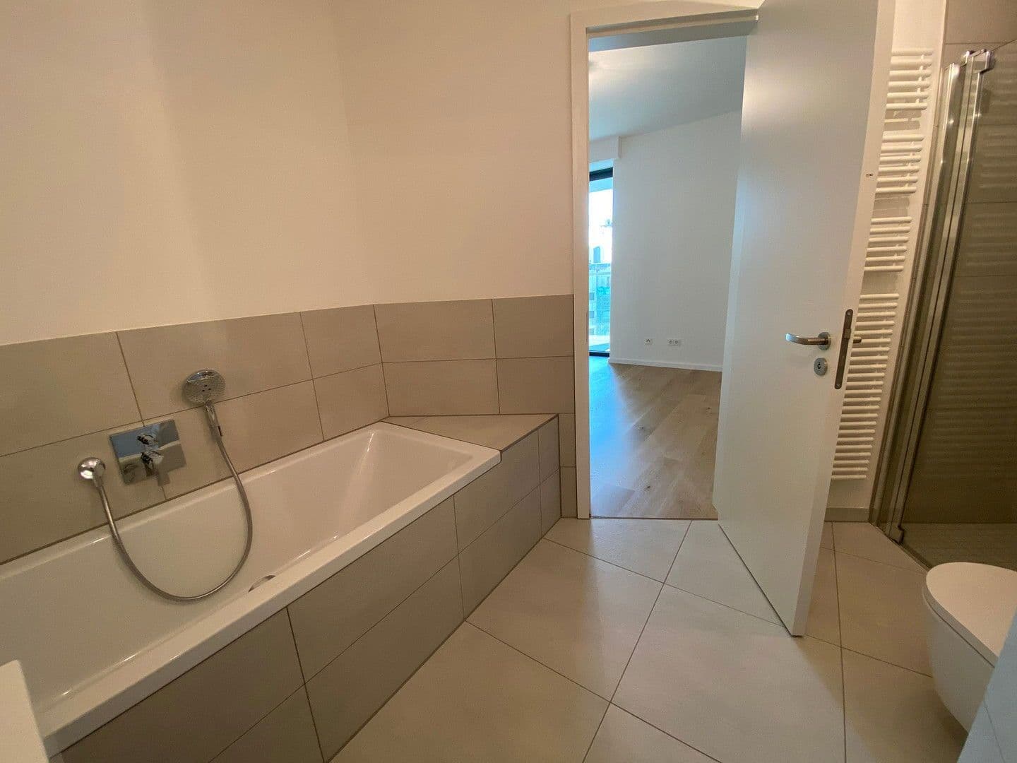 Pronájem bytu 4+1 110 m², Europa-Allee 2, Frankfurt am Main, Hessen Pronájem bytu 4+1 110 m², Europa-Allee 2, Frankfurt am Main, Hessen