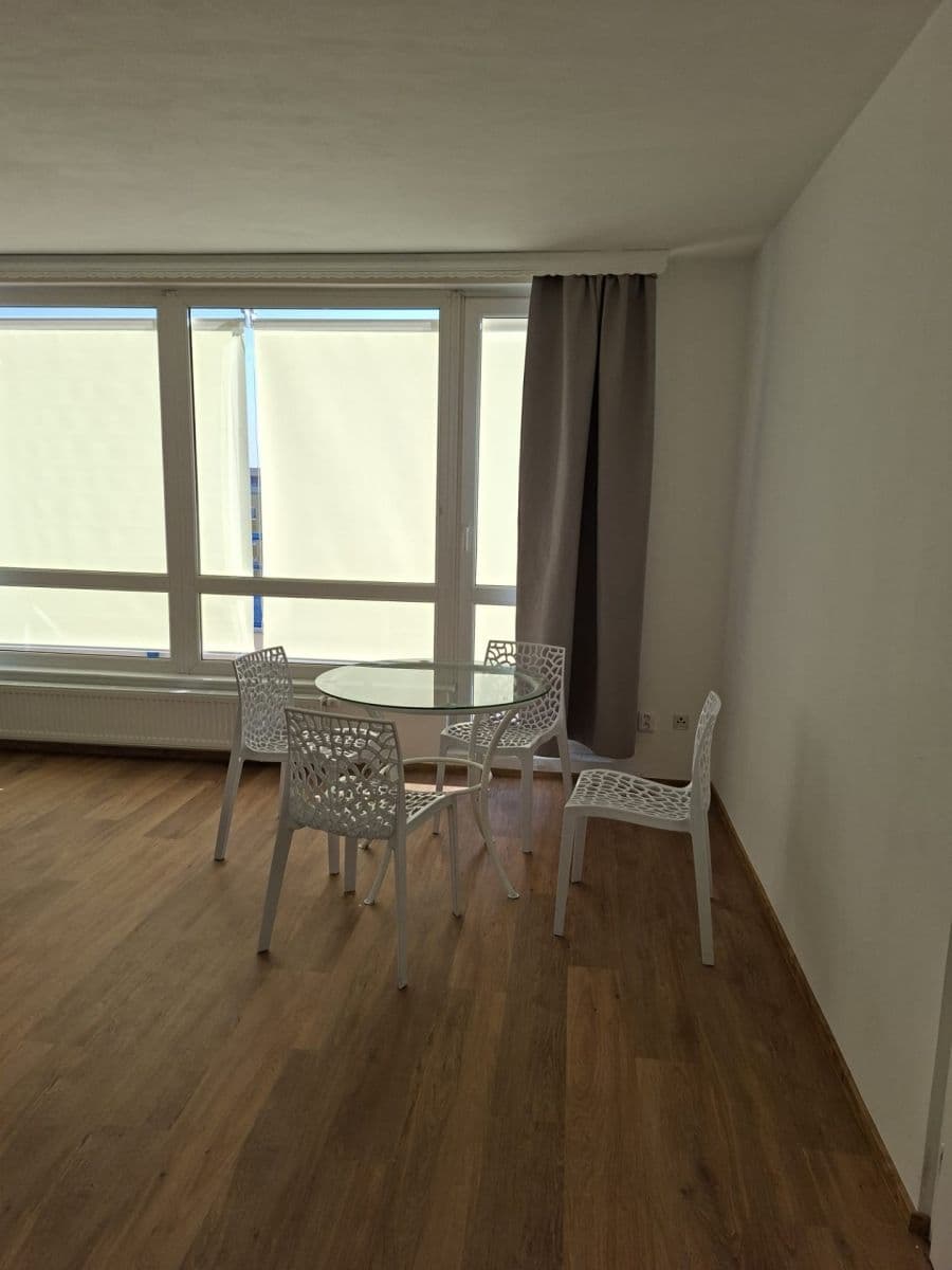 Pronájem bytu 3+1 82 m², Bašteckého, Praha, Praha Pronájem bytu 3+1 82 m², Bašteckého, Praha, Praha
