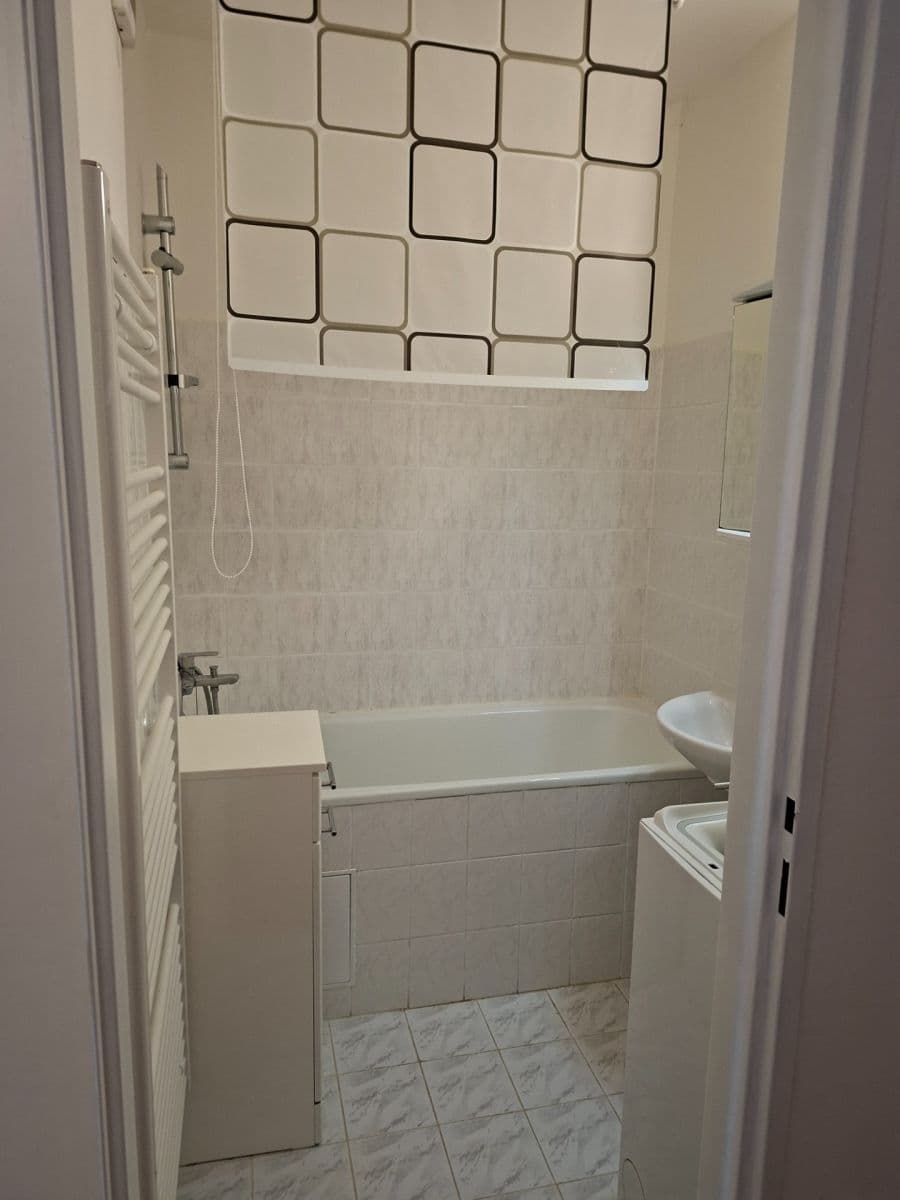 Pronájem bytu 3+1 82 m², Bašteckého, Praha, Praha Pronájem bytu 3+1 82 m², Bašteckého, Praha, Praha