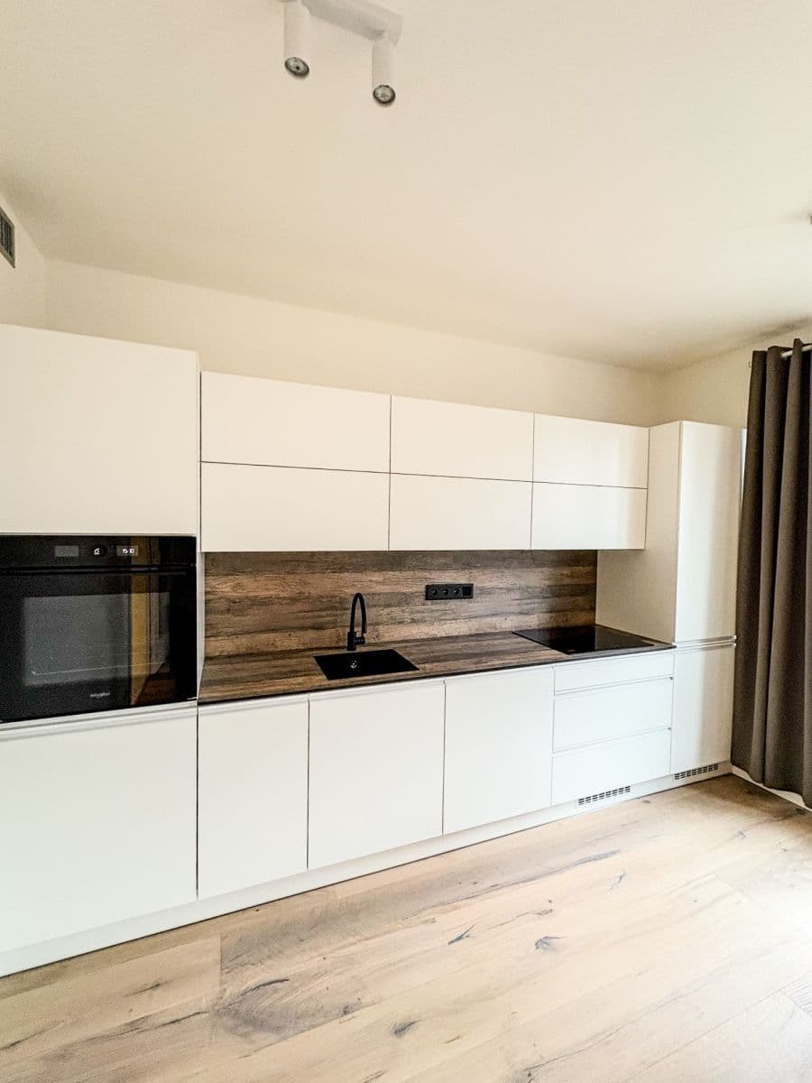 Pronájem bytu 1+kk 29 m², U Komína, Praha, Praha Pronájem bytu 1+kk 29 m², U Komína, Praha, Praha