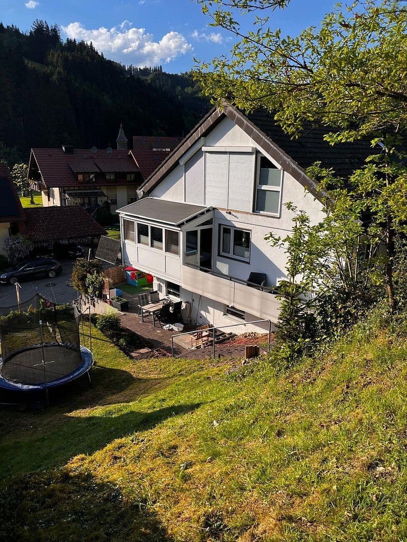 Prodej domu 236 m², pozemek 692 m², Hirschenweg 14, Buchenbach, Bádensko-Württembersko Prodej domu 236 m², pozemek 692 m², Hirschenweg 14, Buchenbach, Bádensko-Württembersko