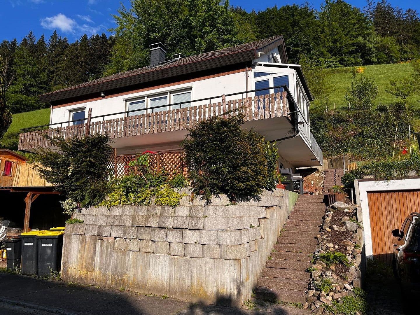 Prodej domu 236 m², pozemek 692 m², Hirschenweg 14, Buchenbach, Bádensko-Württembersko Prodej domu 236 m², pozemek 692 m², Hirschenweg 14, Buchenbach, Bádensko-Württembersko