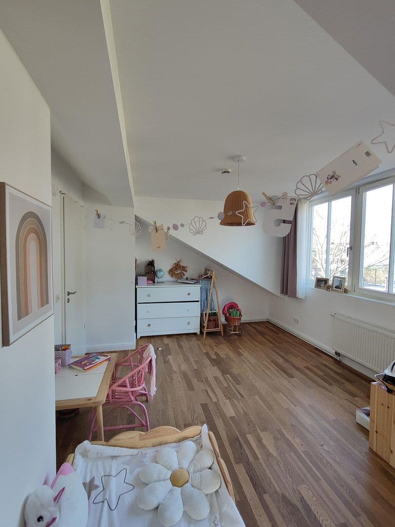 Pronájem bytu 4+1 114 m², Rheingaustraße 122, Wiesbaden-Biebrich, Hessen Pronájem bytu 4+1 114 m², Rheingaustraße 122, Wiesbaden-Biebrich, Hessen