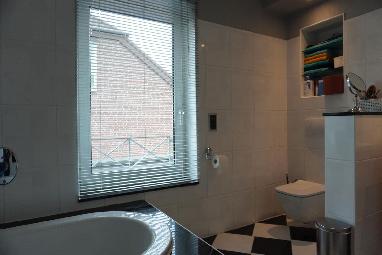 Prodej domu 147 m², pozemek 303 m², Gladbacher Straße 280, Neuss, Severní Porýní-Vestfálsko Prodej domu 147 m², pozemek 303 m², Gladbacher Straße 280, Neuss, Severní Porýní-Vestfálsko