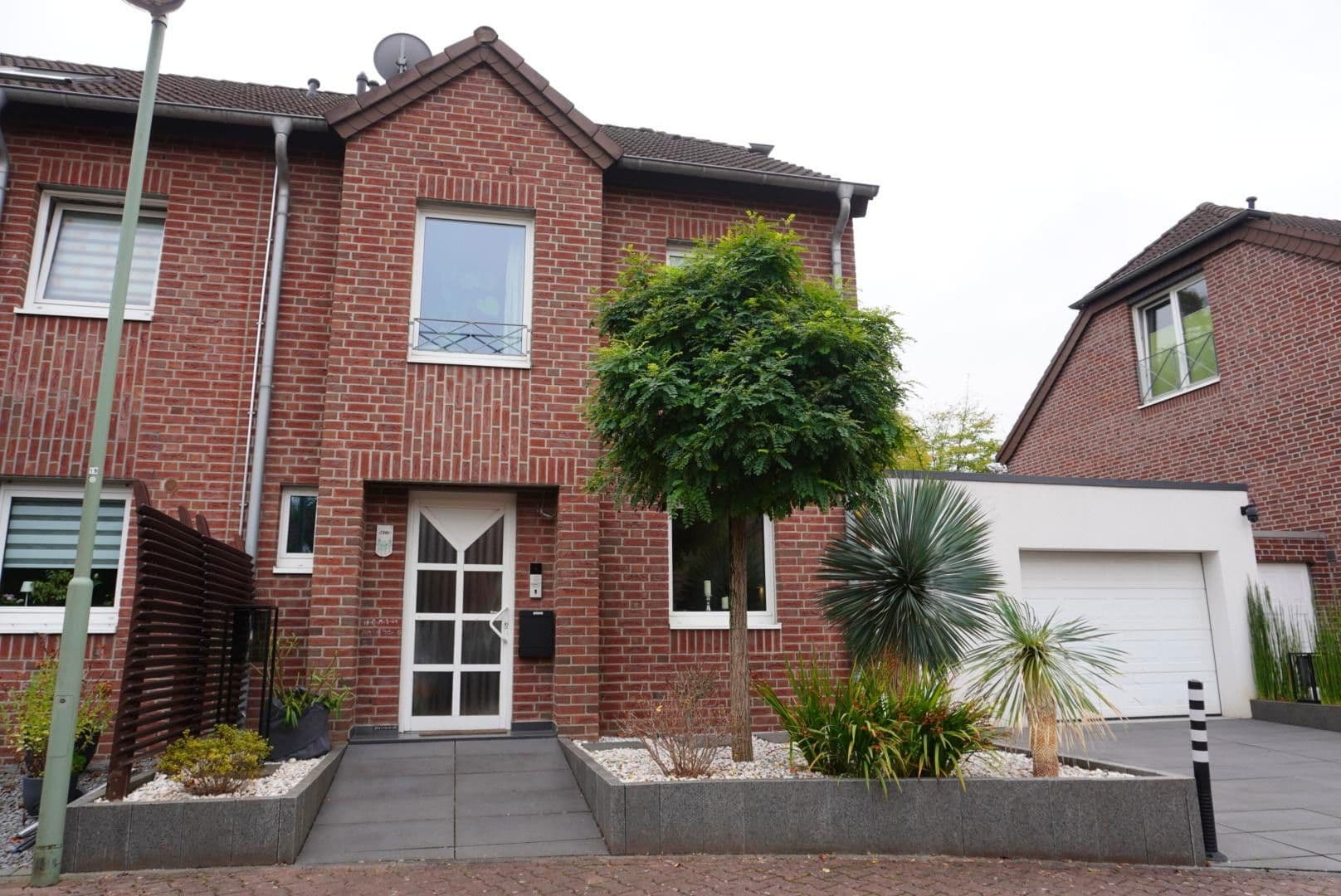 Prodej domu 147 m², pozemek 303 m², Gladbacher Straße 280, Neuss, Severní Porýní-Vestfálsko Prodej domu 147 m², pozemek 303 m², Gladbacher Straße 280, Neuss, Severní Porýní-Vestfálsko