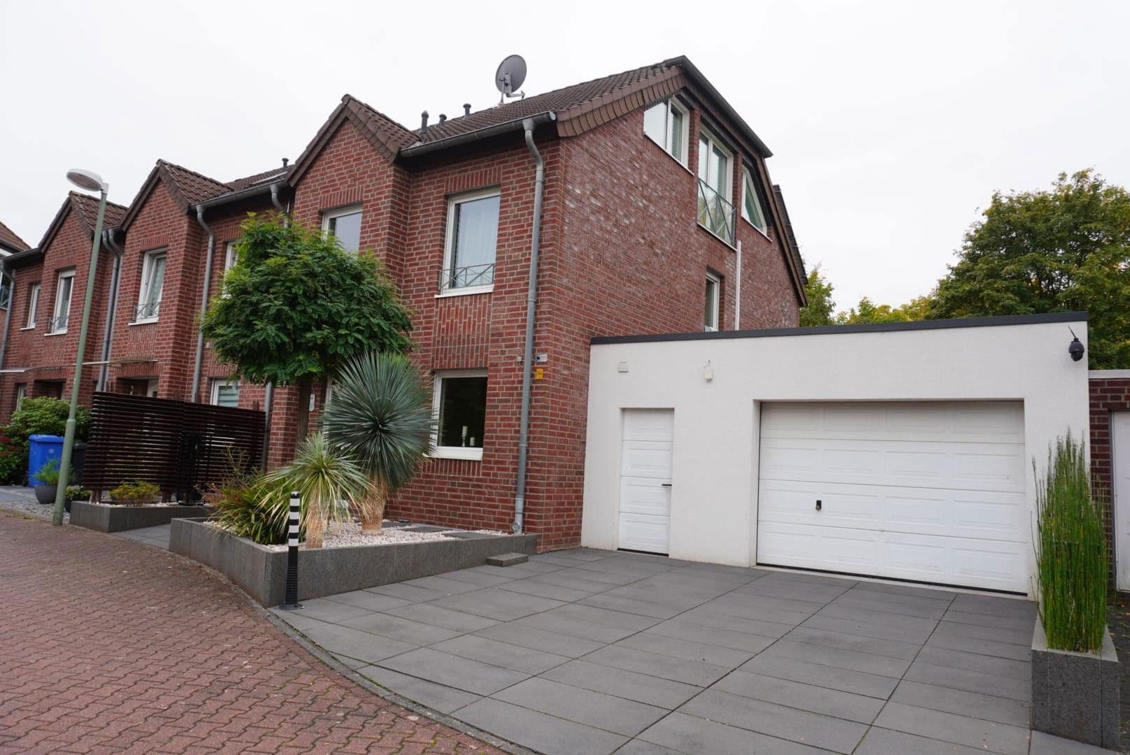 Prodej domu 147 m², pozemek 303 m², Gladbacher Straße 280, Neuss, Severní Porýní-Vestfálsko Prodej domu 147 m², pozemek 303 m², Gladbacher Straße 280, Neuss, Severní Porýní-Vestfálsko