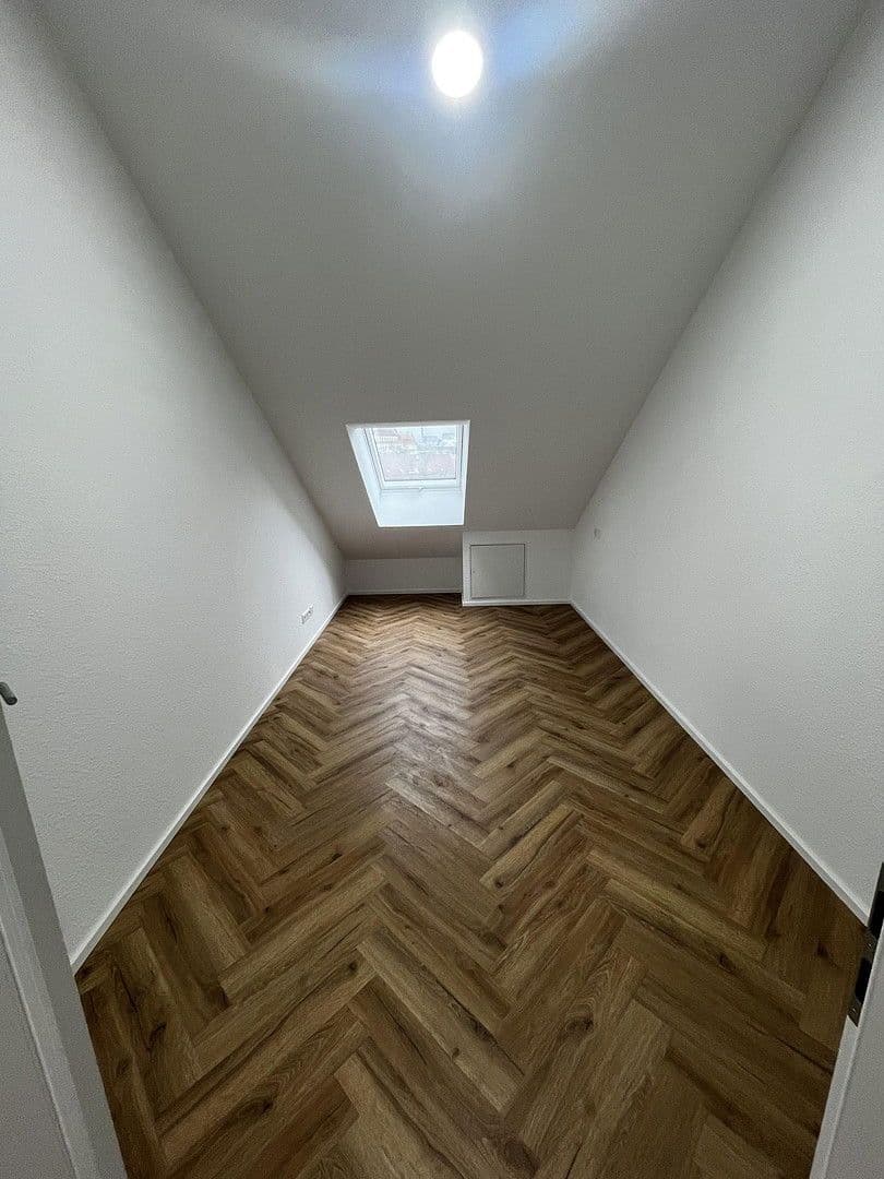 Pronájem bytu 3+1 100 m², Nürtingen, Bádensko-Württembersko Pronájem bytu 3+1 100 m², Nürtingen, Bádensko-Württembersko