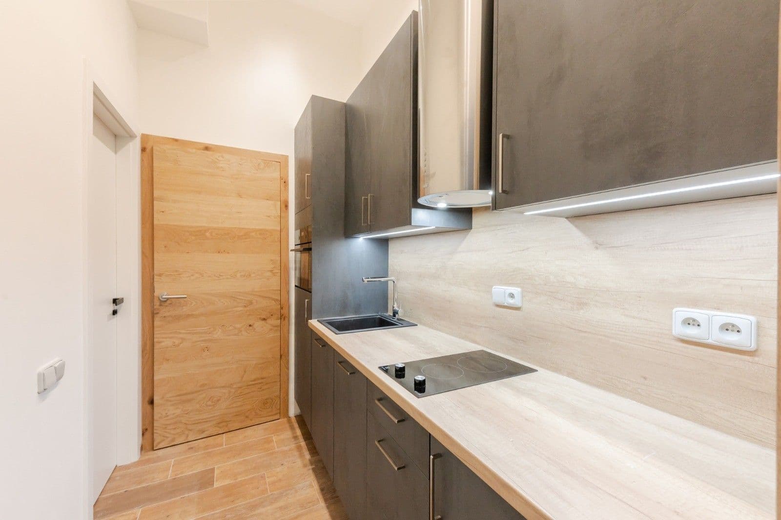 Pronájem bytu 1+kk 23 m², Janáčkovo nábřeží, Praha, Praha Pronájem bytu 1+kk 23 m², Janáčkovo nábřeží, Praha, Praha