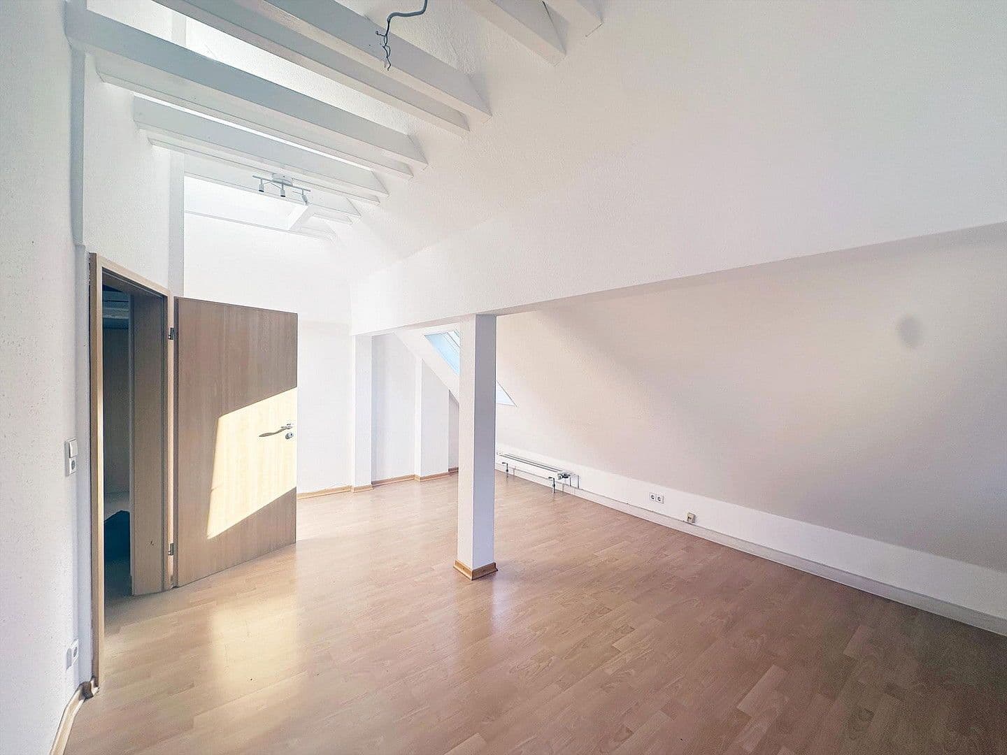 Pronájem bytu 2+1 59 m², Stuttgart, Bádensko-Württembersko Pronájem bytu 2+1 59 m², Stuttgart, Bádensko-Württembersko