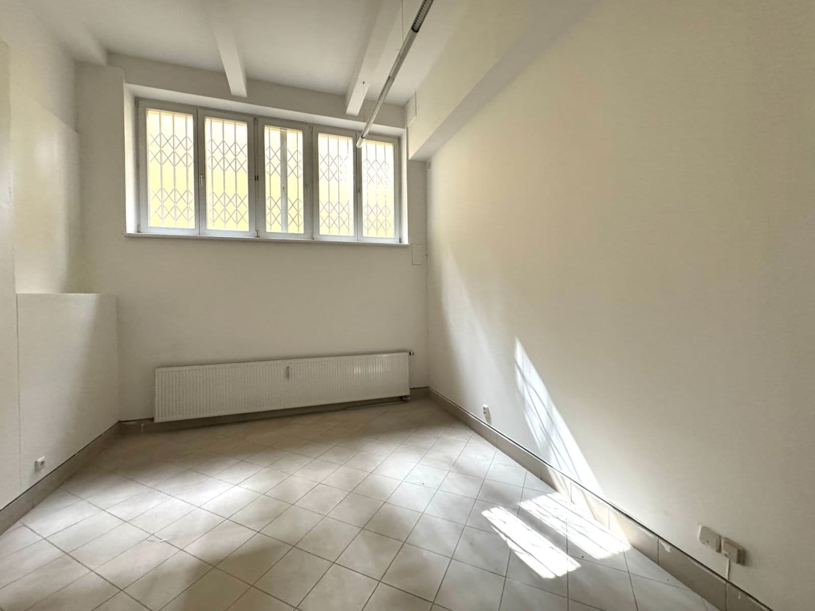 Pronájem nebytového prostoru 107 m², Vlašská, Praha, Praha Pronájem nebytového prostoru 107 m², Vlašská, Praha, Praha