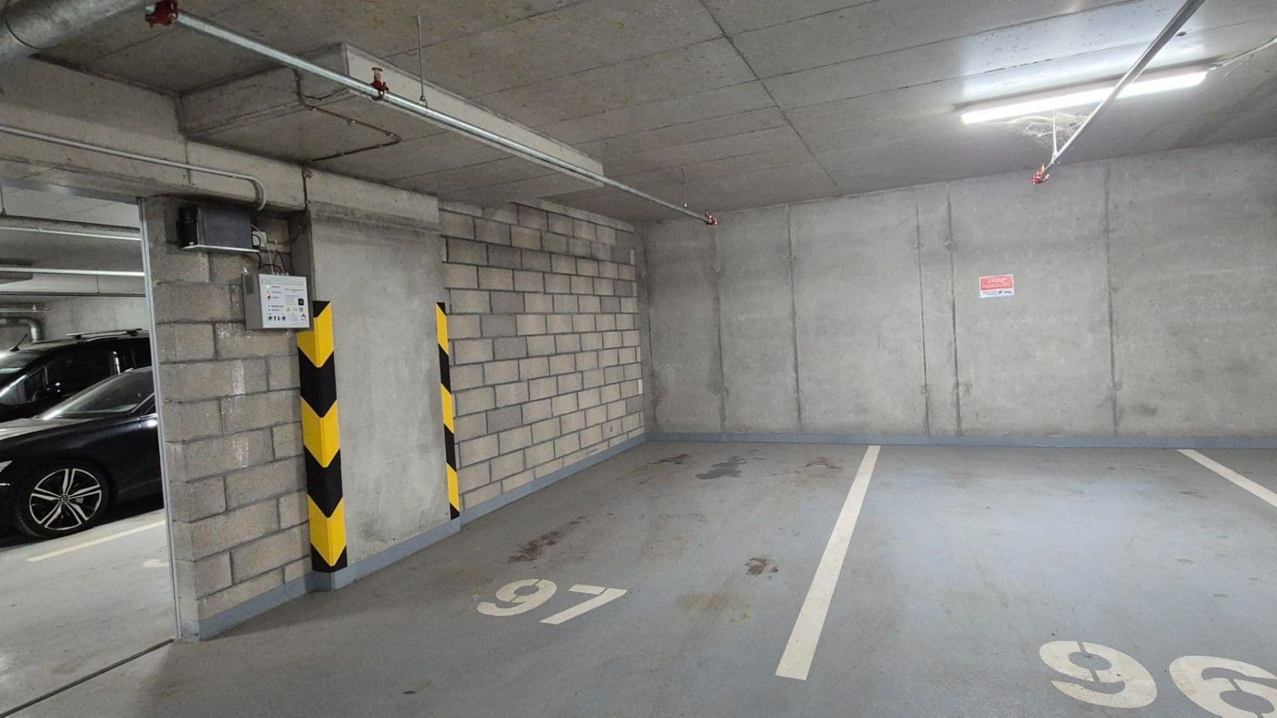 Pronájem garáže 14 m², Bratislavská, Brno, Jihomoravský kraj Pronájem garáže 14 m², Bratislavská, Brno, Jihomoravský kraj