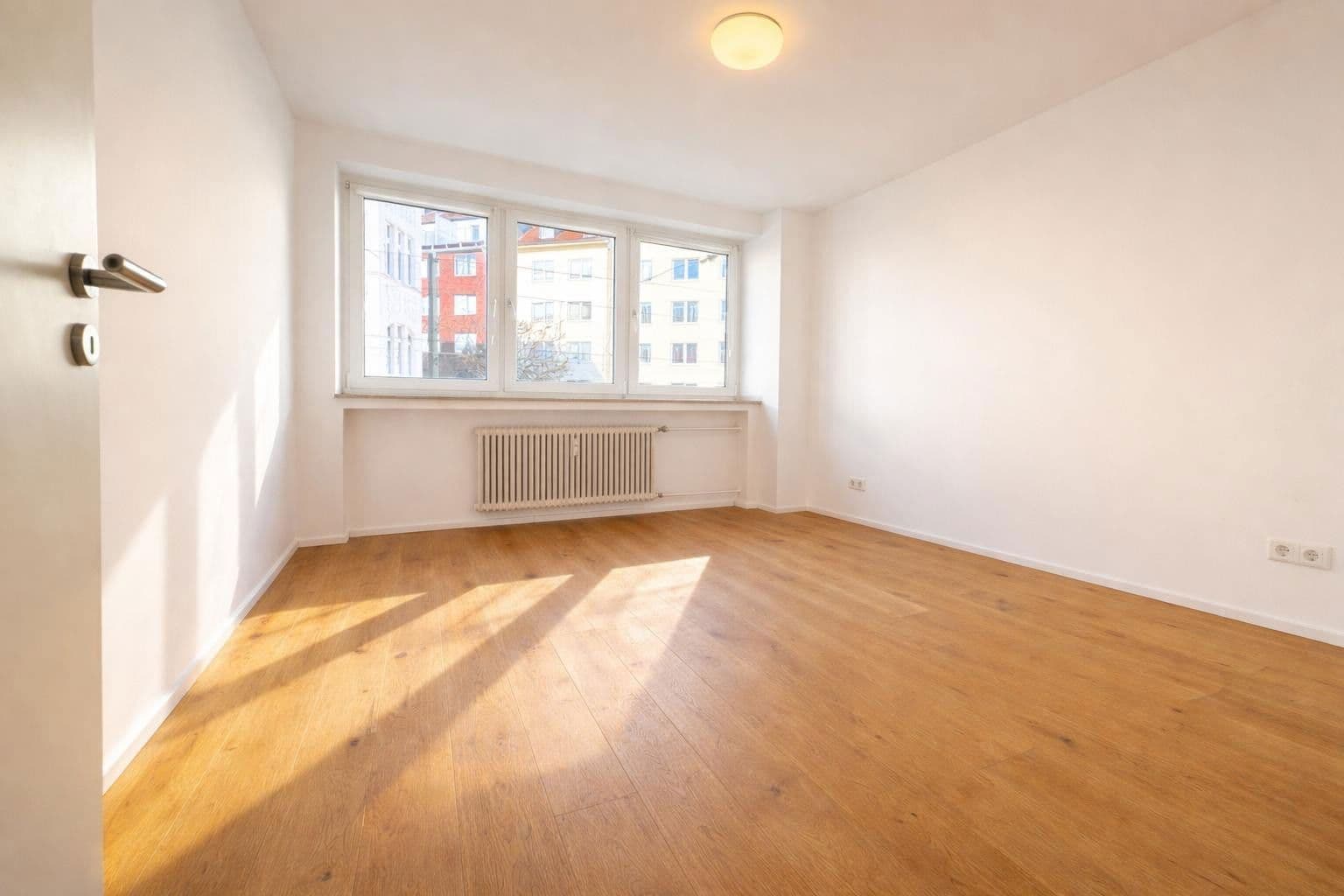 Prodej bytu 2+1 70 m², Düsseldorf, Severní Porýní-Vestfálsko Prodej bytu 2+1 70 m², Düsseldorf, Severní Porýní-Vestfálsko