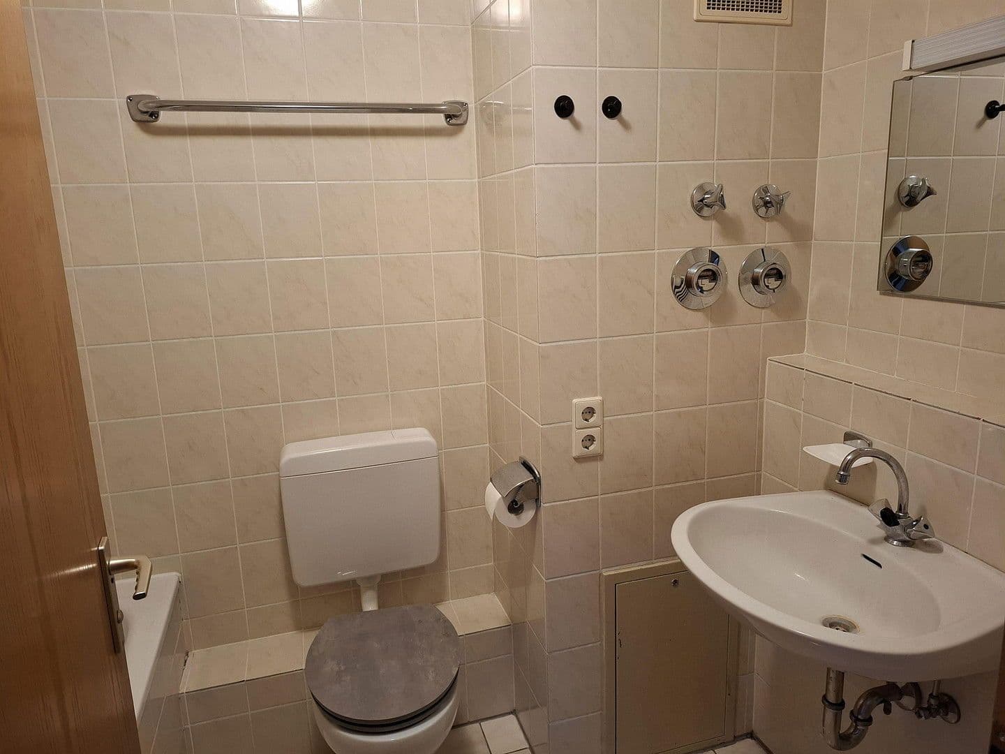 Pronájem bytu 1+1 30 m², Hirschstr. 36, Karlsruhe, Bádensko-Württembersko Pronájem bytu 1+1 30 m², Hirschstr. 36, Karlsruhe, Bádensko-Württembersko