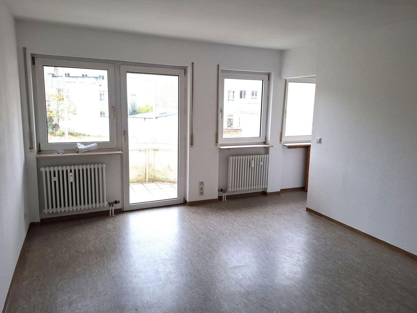Pronájem bytu 1+1 30 m², Hirschstr. 36, Karlsruhe, Bádensko-Württembersko Pronájem bytu 1+1 30 m², Hirschstr. 36, Karlsruhe, Bádensko-Württembersko