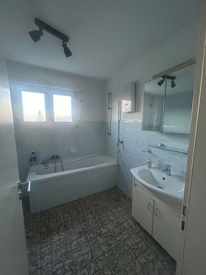 Pronájem bytu 3+1 76 m², Kölner Straße 23, Hürth, Severní Porýní-Vestfálsko Pronájem bytu 3+1 76 m², Kölner Straße 23, Hürth, Severní Porýní-Vestfálsko