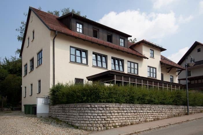 Prodej domu 510 m², pozemek 1.042 m², Neufahrner Straße 33, Rottenburg a. d. Laaber, Bavorsko Prodej domu 510 m², pozemek 1.042 m², Neufahrner Straße 33, Rottenburg a. d. Laaber, Bavorsko