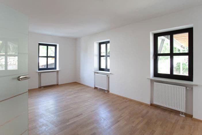 Prodej domu 510 m², pozemek 1.042 m², Neufahrner Straße 33, Rottenburg a. d. Laaber, Bavorsko Prodej domu 510 m², pozemek 1.042 m², Neufahrner Straße 33, Rottenburg a. d. Laaber, Bavorsko