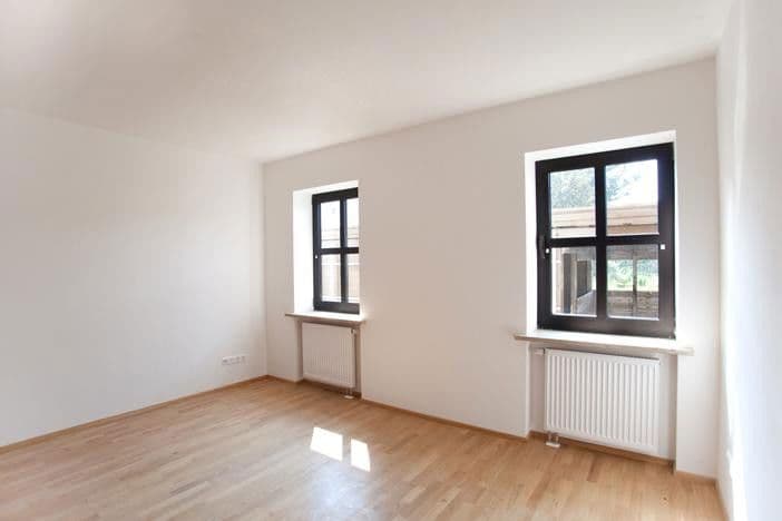 Prodej domu 510 m², pozemek 1.042 m², Neufahrner Straße 33, Rottenburg a. d. Laaber, Bavorsko Prodej domu 510 m², pozemek 1.042 m², Neufahrner Straße 33, Rottenburg a. d. Laaber, Bavorsko