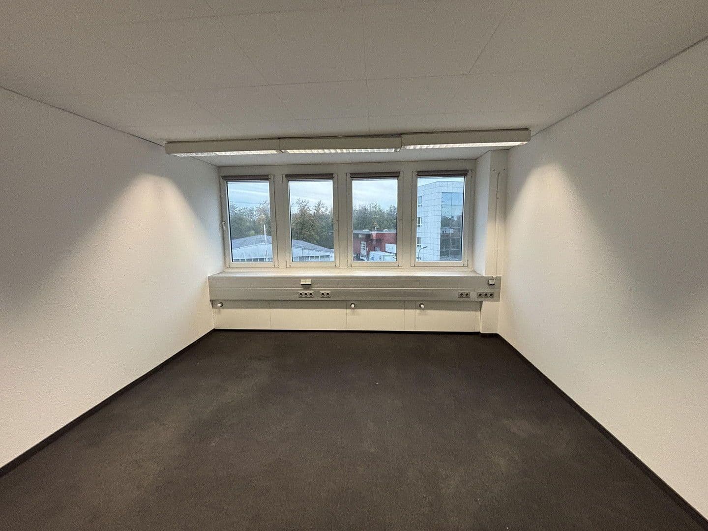 Pronájem kanceláře 600 m², Moselstr. 14, Neuss, Severní Porýní-Vestfálsko Pronájem kanceláře 600 m², Moselstr. 14, Neuss, Severní Porýní-Vestfálsko