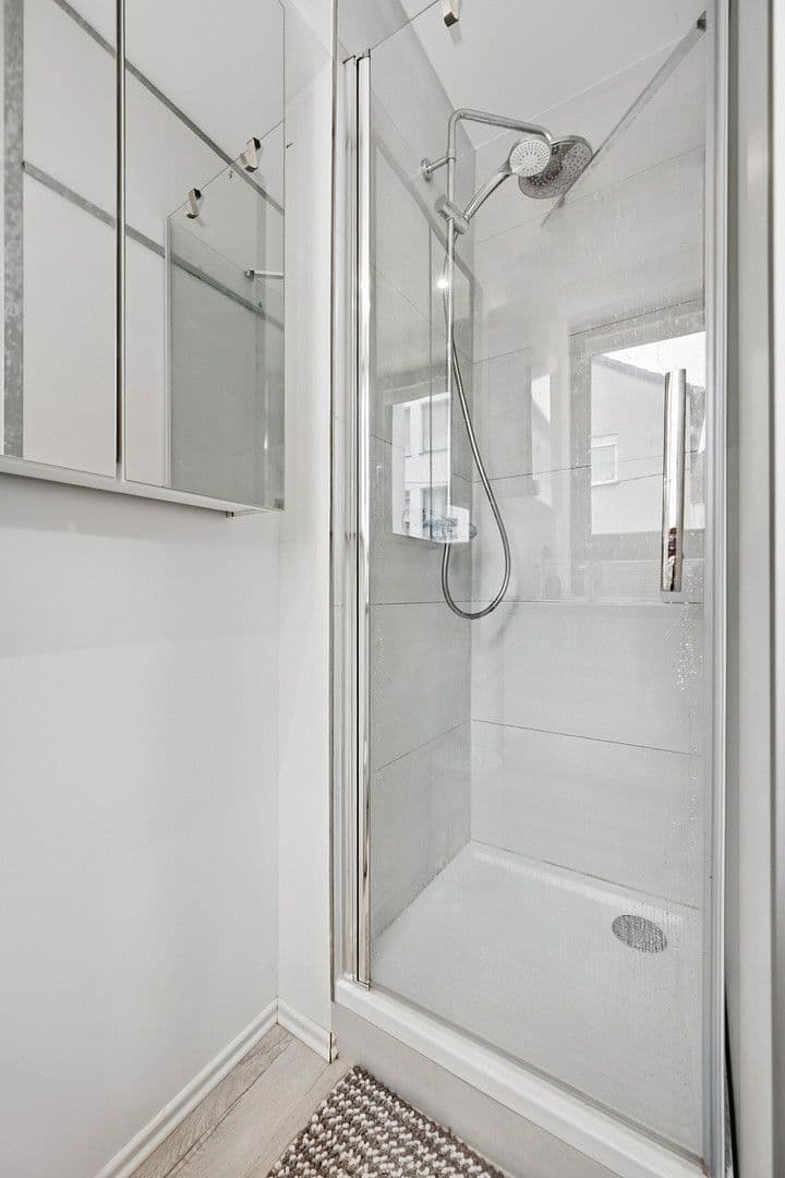 Prodej domu 233 m², pozemek 167 m², Besigheimer Str.12, Stuttgart, Bádensko-Württembersko Prodej domu 233 m², pozemek 167 m², Besigheimer Str.12, Stuttgart, Bádensko-Württembersko