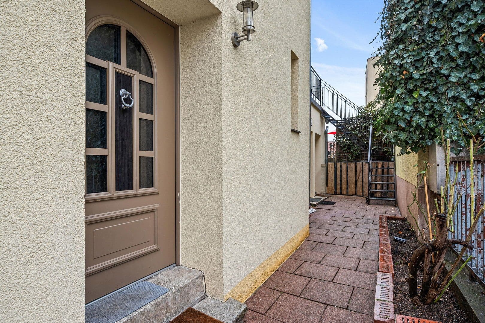 Prodej domu 233 m², pozemek 167 m², Besigheimer Str.12, Stuttgart, Bádensko-Württembersko Prodej domu 233 m², pozemek 167 m², Besigheimer Str.12, Stuttgart, Bádensko-Württembersko