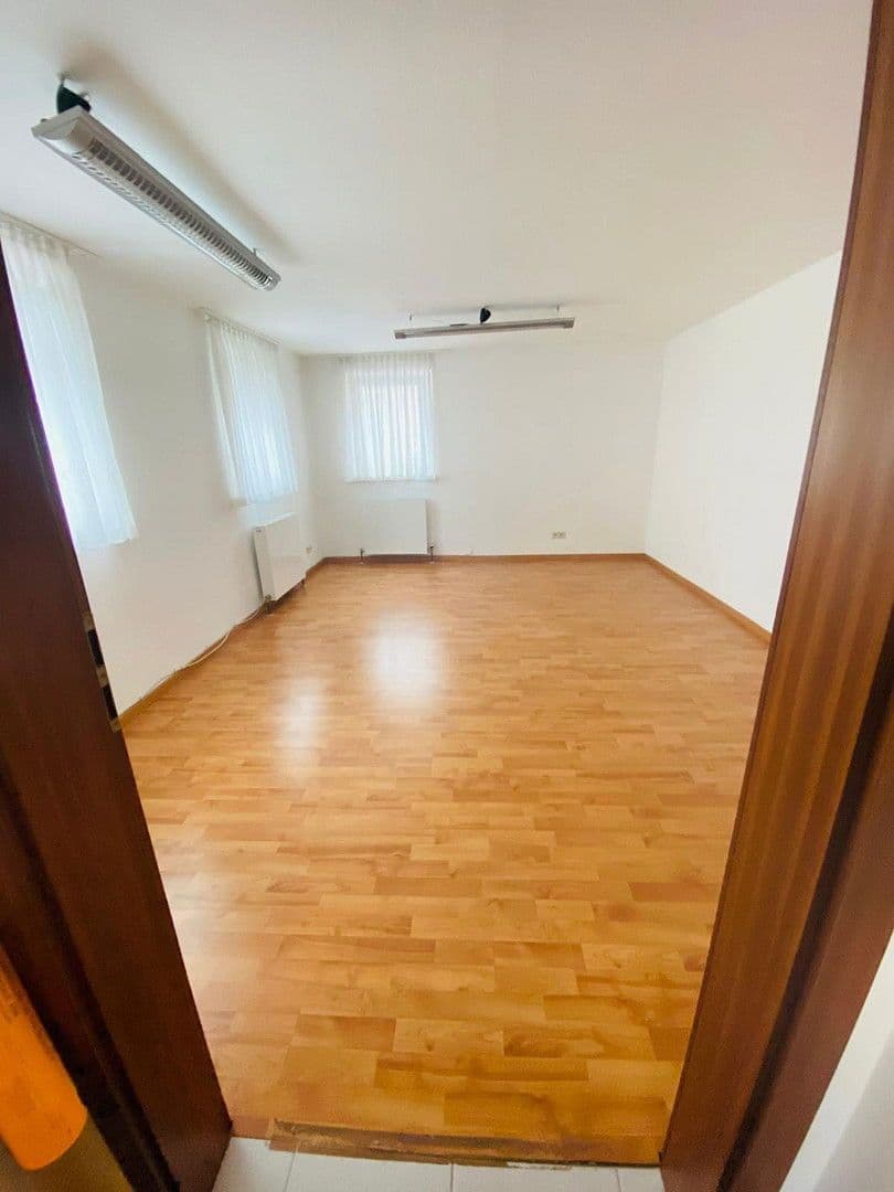 Prodej domu 142 m², pozemek 180 m², Wiesbrunnenstrasse 14, Plochingen, Bádensko-Württembersko Prodej domu 142 m², pozemek 180 m², Wiesbrunnenstrasse 14, Plochingen, Bádensko-Württembersko