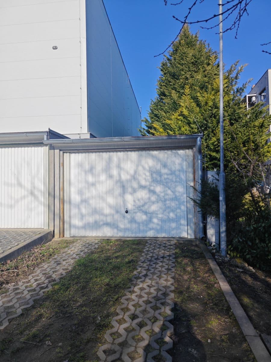 Pronájem garáže 19 m², Okružní, Hustopeče, Jihomoravský kraj Pronájem garáže 19 m², Okružní, Hustopeče, Jihomoravský kraj