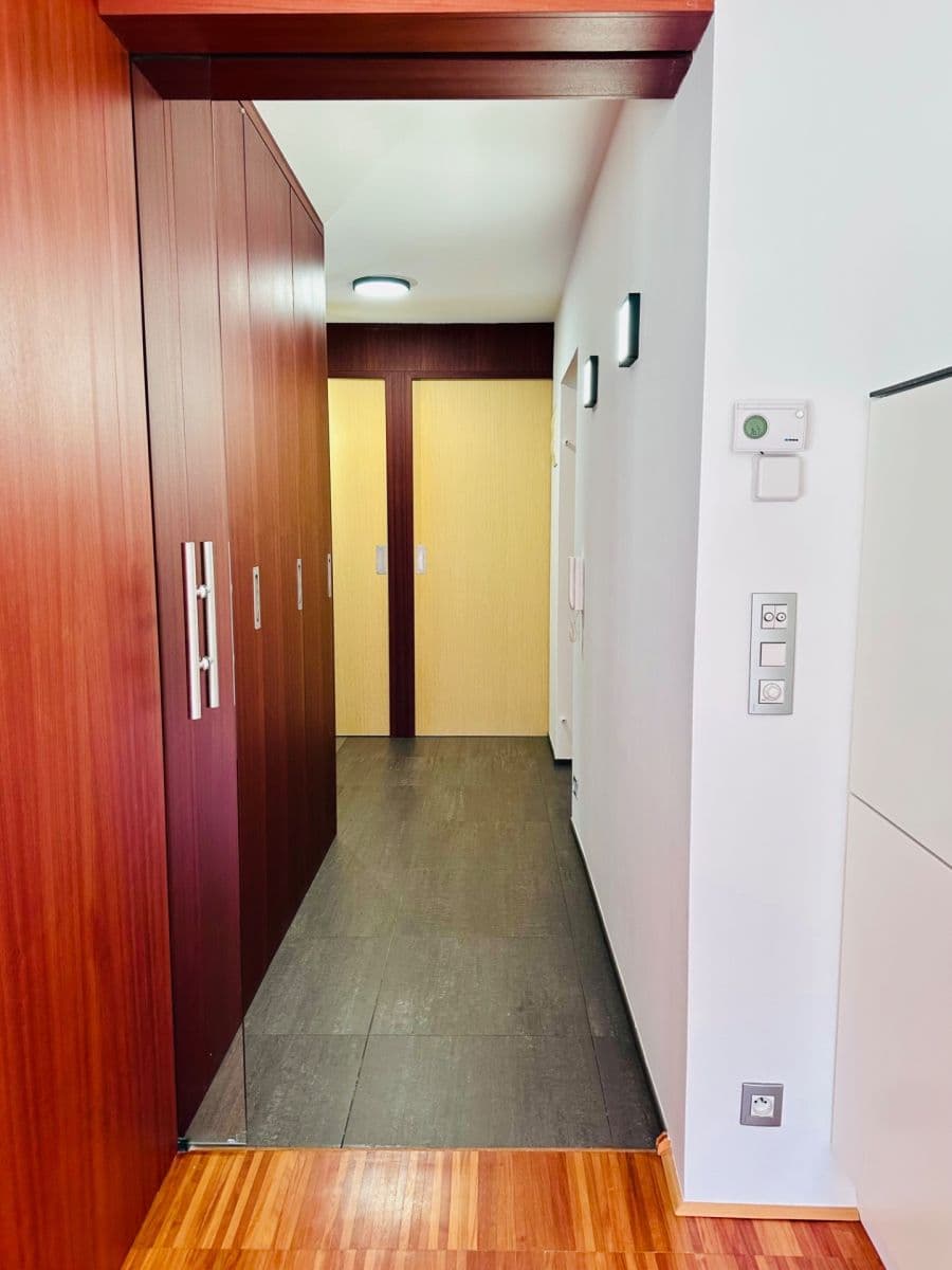Pronájem bytu 3+kk 77 m², Pod Hliništěm, Praha, Praha Pronájem bytu 3+kk 77 m², Pod Hliništěm, Praha, Praha