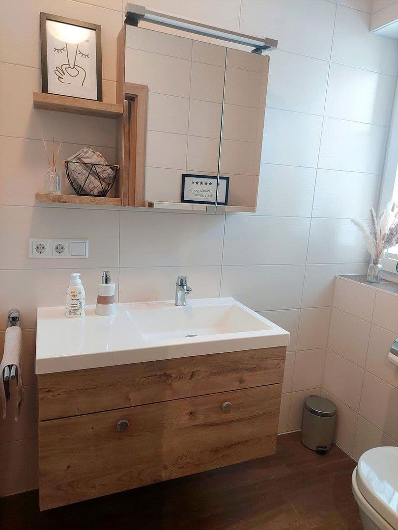 Prodej domu 170 m², pozemek 749 m², Laurentiusstraße 1, Oberlangen, Dolní Sasko Prodej domu 170 m², pozemek 749 m², Laurentiusstraße 1, Oberlangen, Dolní Sasko