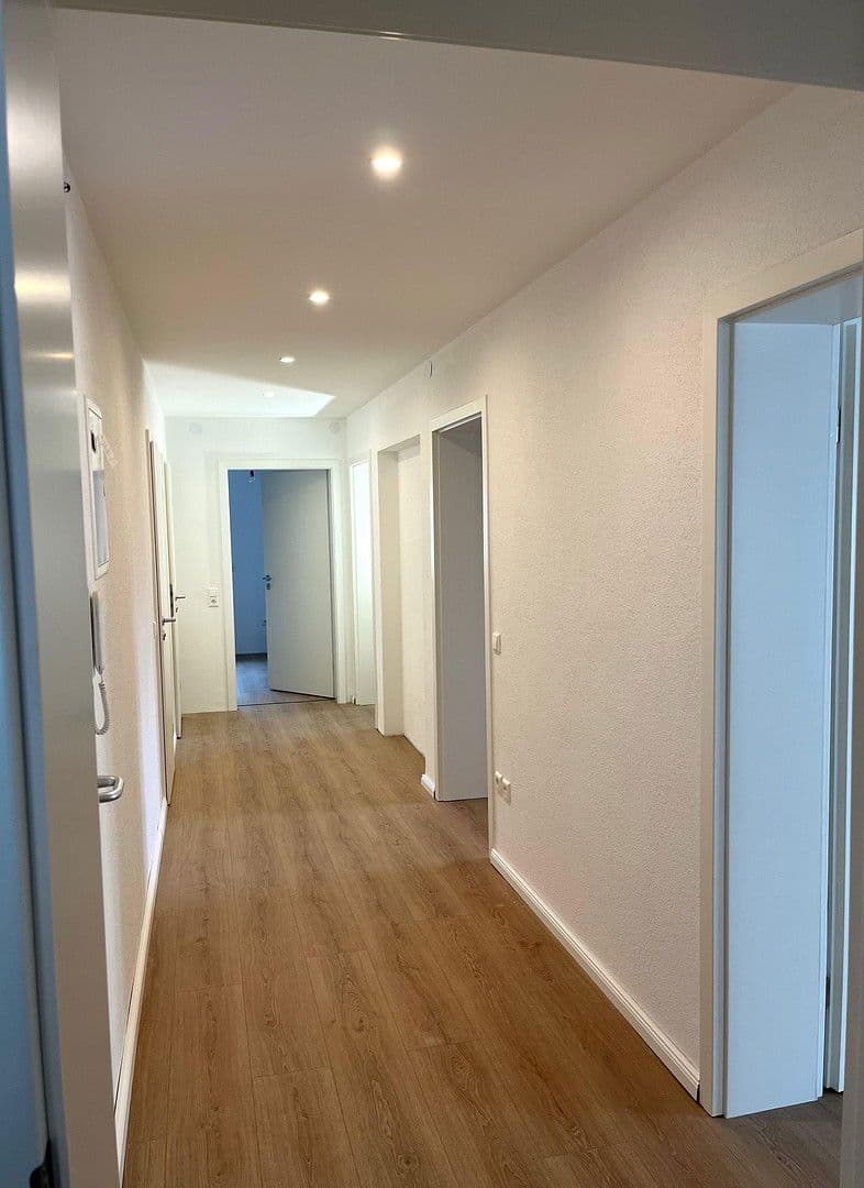 Pronájem bytu 4+1 105 m², Lessingstrasse 1, Singen (Hohentwiel), Bádensko-Württembersko Pronájem bytu 4+1 105 m², Lessingstrasse 1, Singen (Hohentwiel), Bádensko-Württembersko
