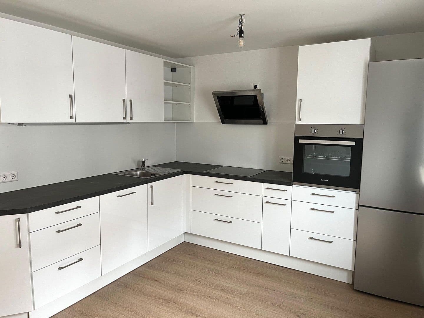 Pronájem bytu 4+1 105 m², Lessingstrasse 1, Singen (Hohentwiel), Bádensko-Württembersko Pronájem bytu 4+1 105 m², Lessingstrasse 1, Singen (Hohentwiel), Bádensko-Württembersko