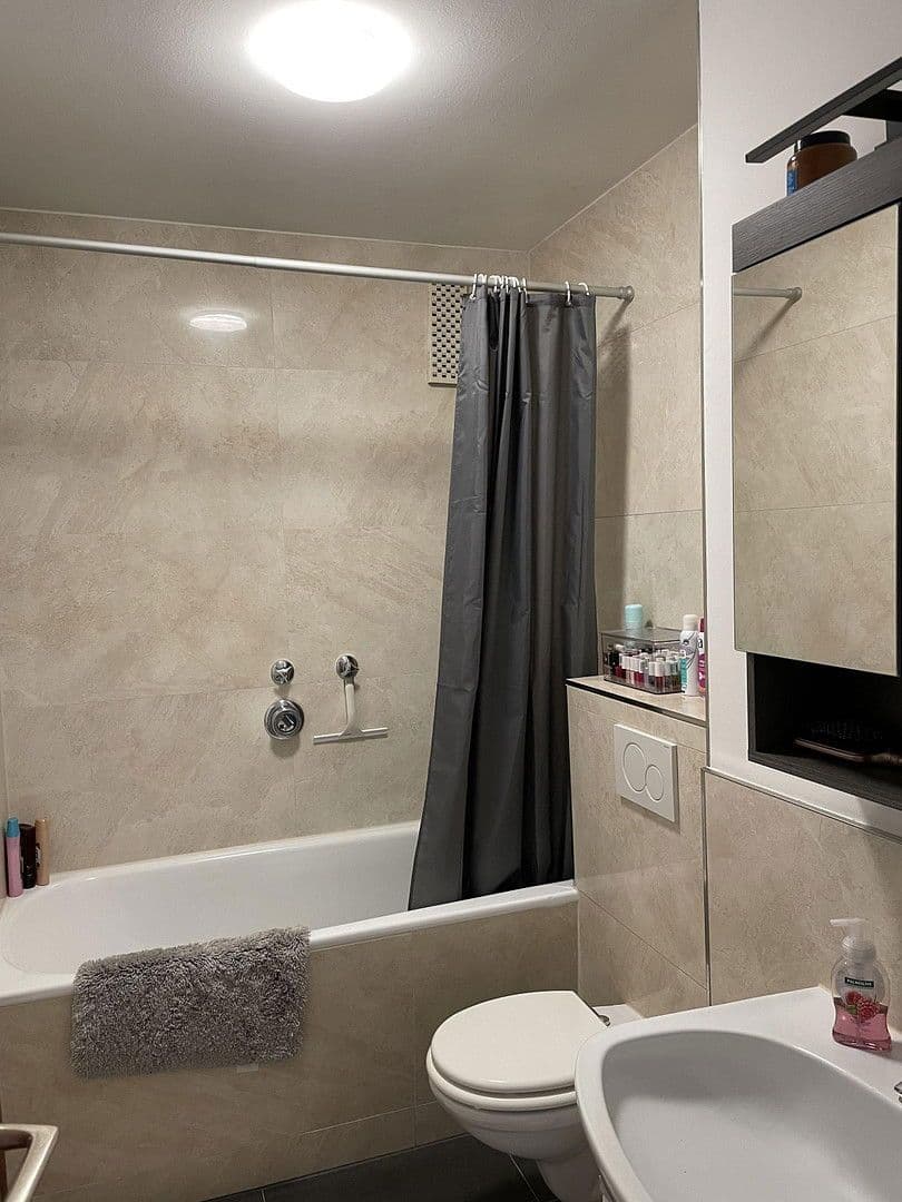 Pronájem bytu 2+1 60 m², Düsseldorf, Severní Porýní-Vestfálsko Pronájem bytu 2+1 60 m², Düsseldorf, Severní Porýní-Vestfálsko