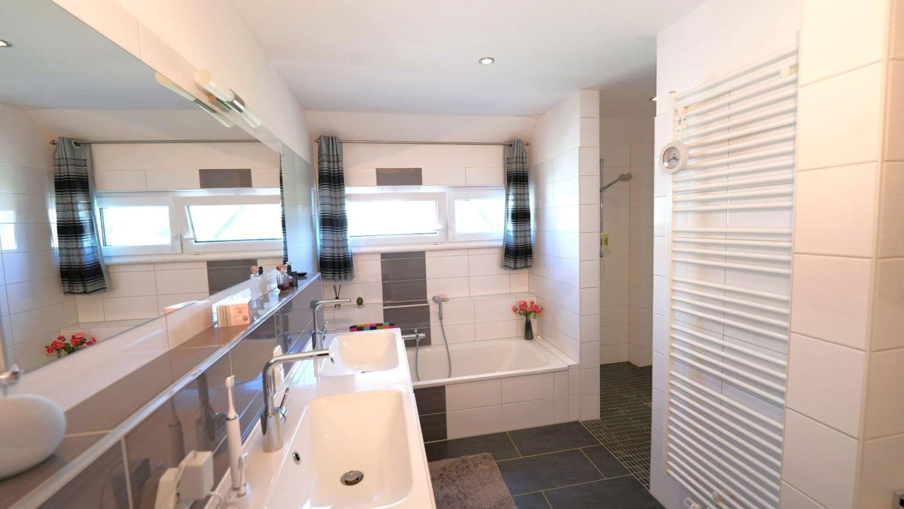 Prodej domu 268 m², pozemek 649 m², Barsinghausen, Dolní Sasko Prodej domu 268 m², pozemek 649 m², Barsinghausen, Dolní Sasko