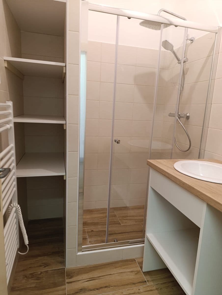 Pronájem bytu 1+kk 30 m², Pod Vodojemem, Červený Kostelec, Královéhradecký kraj Pronájem bytu 1+kk 30 m², Pod Vodojemem, Červený Kostelec, Královéhradecký kraj