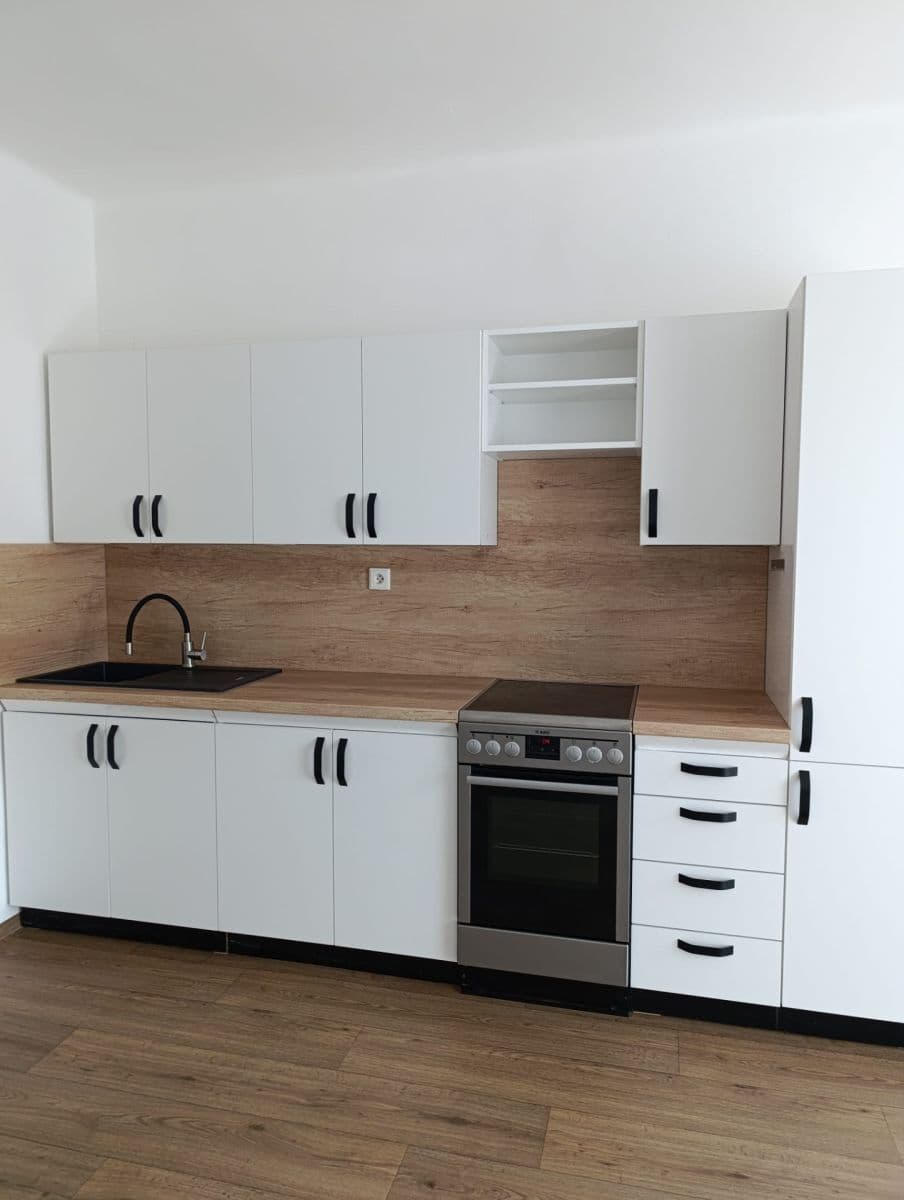 Pronájem bytu 1+kk 30 m², Pod Vodojemem, Červený Kostelec, Královéhradecký kraj Pronájem bytu 1+kk 30 m², Pod Vodojemem, Červený Kostelec, Královéhradecký kraj