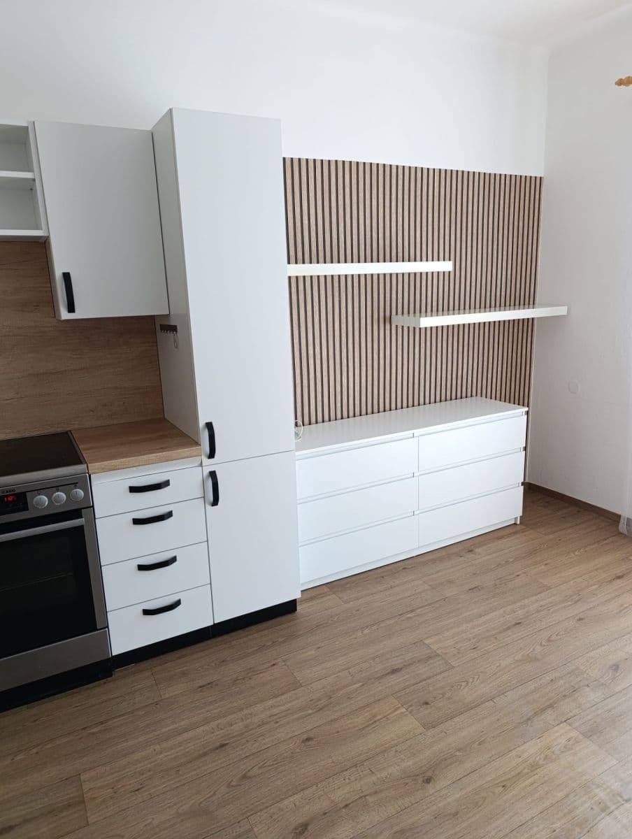 Pronájem bytu 1+kk 30 m², Pod Vodojemem, Červený Kostelec, Královéhradecký kraj Pronájem bytu 1+kk 30 m², Pod Vodojemem, Červený Kostelec, Královéhradecký kraj