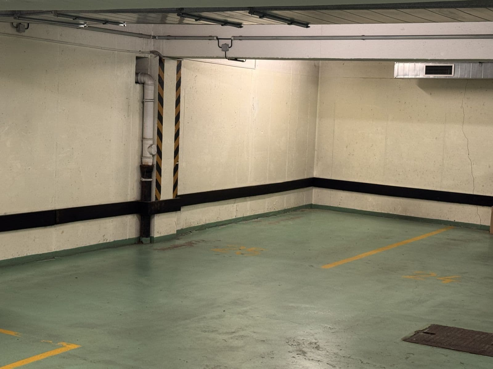 Prodej garáže 12 m², Jeseniova, Praha, Praha Prodej garáže 12 m², Jeseniova, Praha, Praha