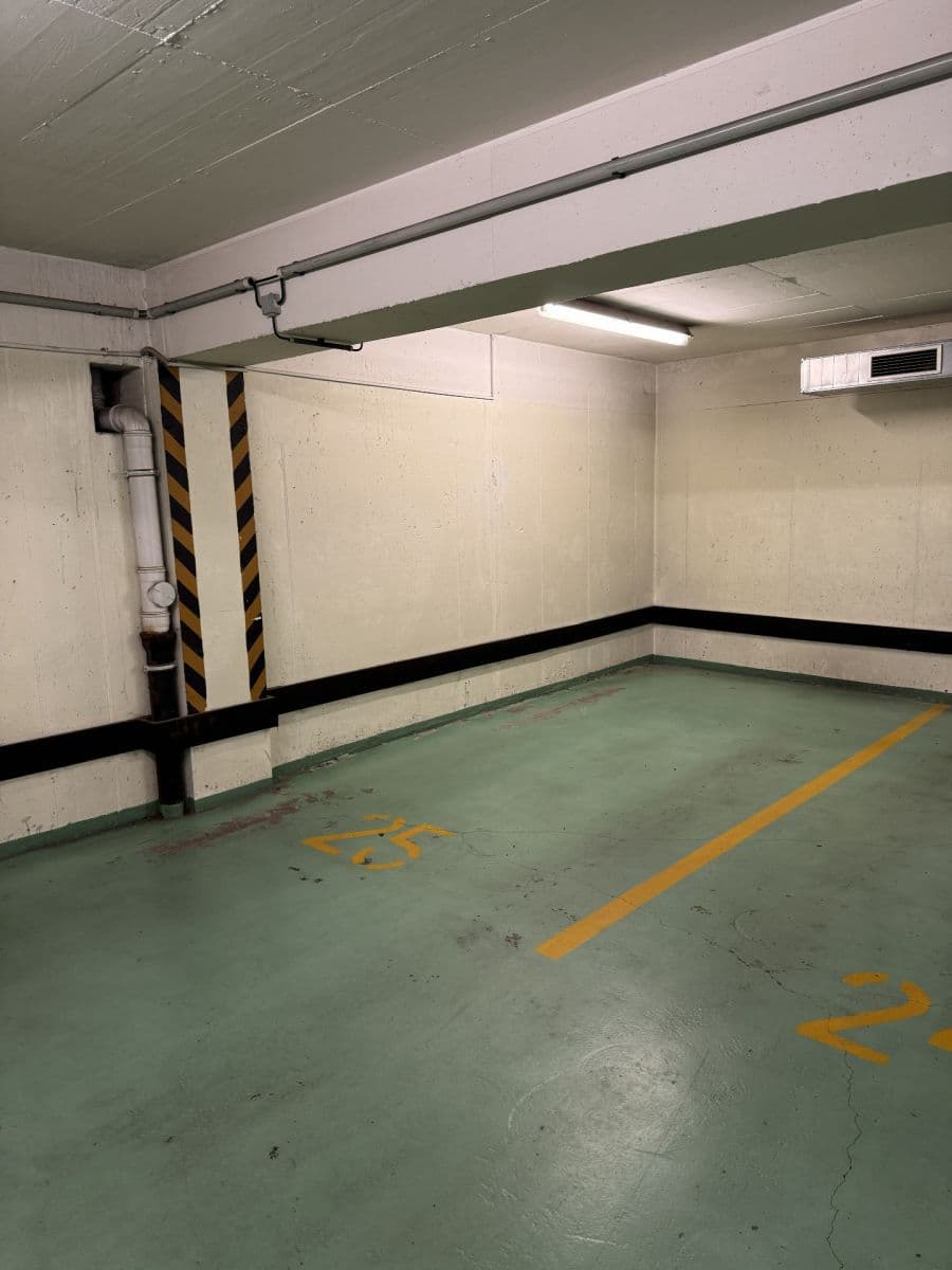 Prodej garáže 12 m², Jeseniova, Praha, Praha Prodej garáže 12 m², Jeseniova, Praha, Praha