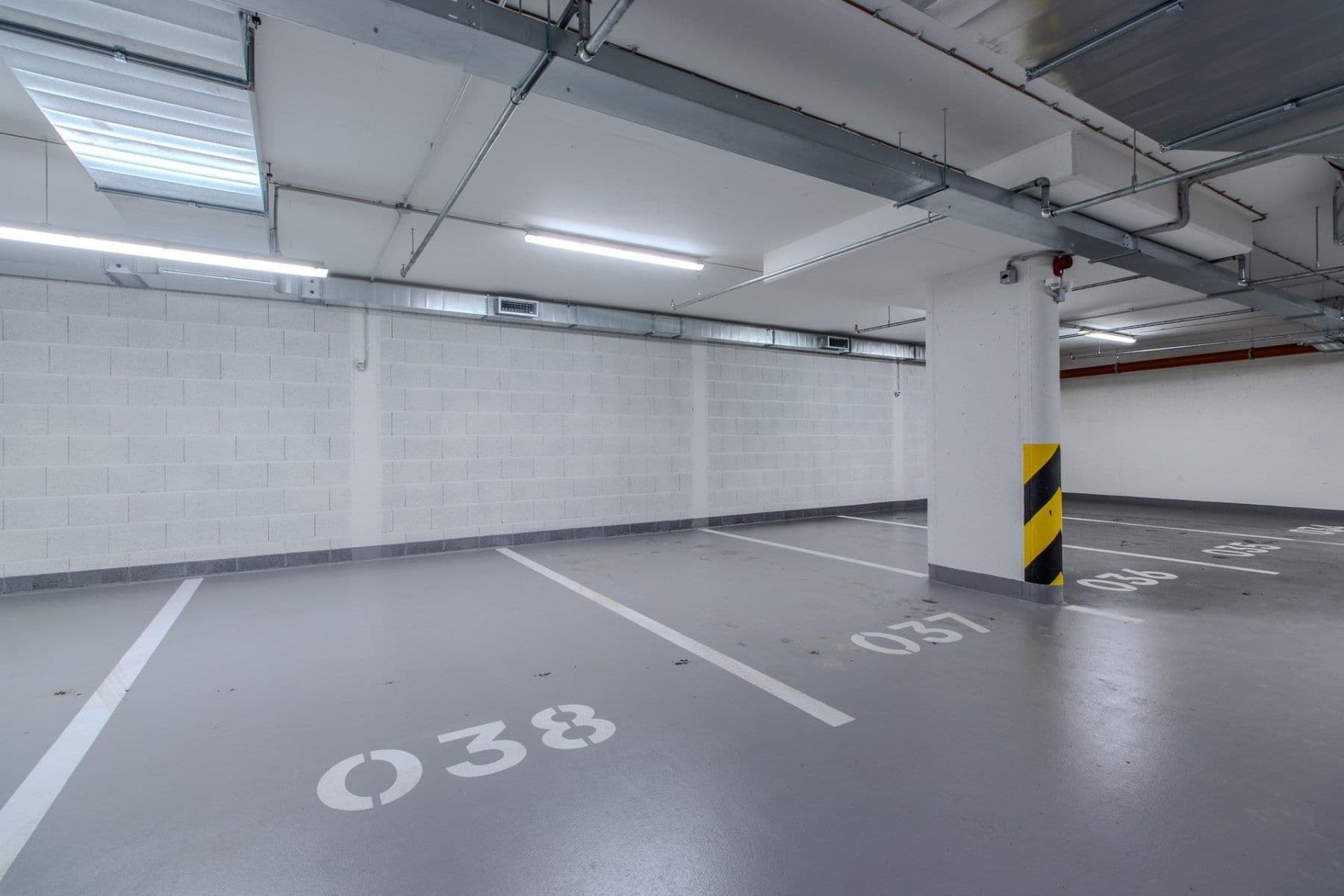 Pronájem garáže 15 m², Poděbradská, Praha, Praha Pronájem garáže 15 m², Poděbradská, Praha, Praha