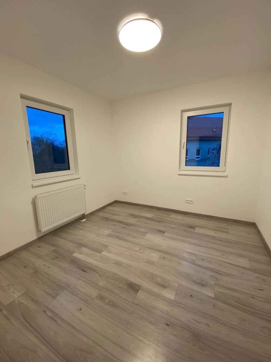 Pronájem bytu 2+kk 44 m², Nádražní, Hrochův Týnec, Pardubický kraj Pronájem bytu 2+kk 44 m², Nádražní, Hrochův Týnec, Pardubický kraj