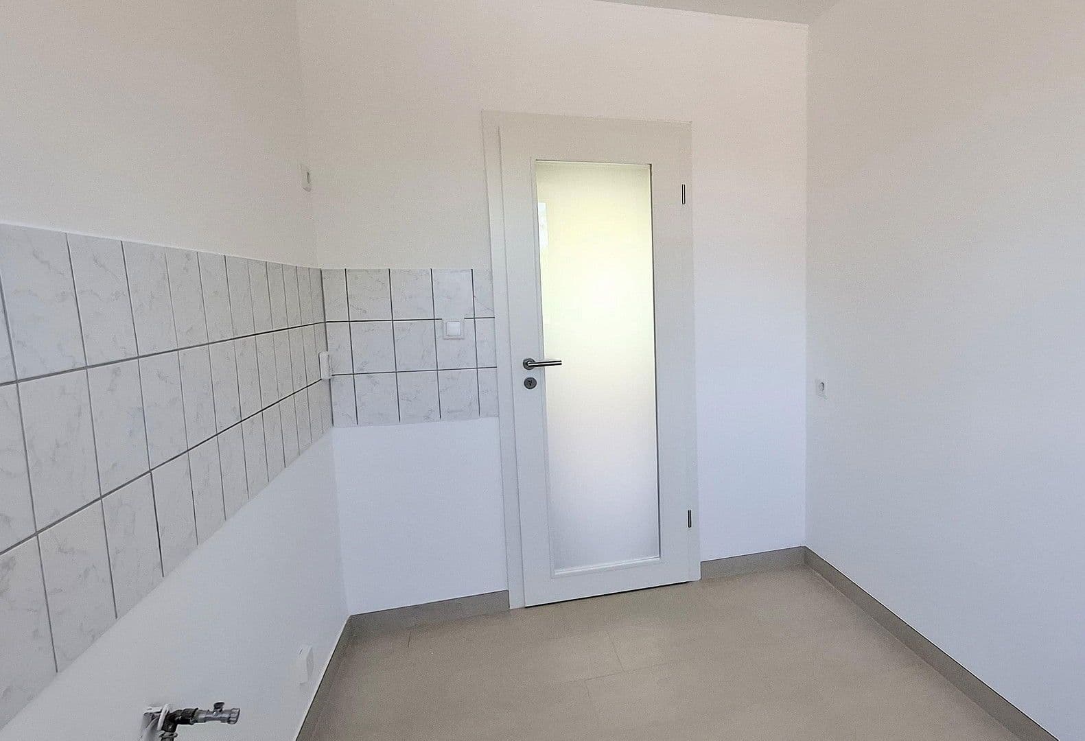 Pronájem bytu 3+1 62 m², Kellerstraße 12, Bad Sülze, Mecklenburg-Vorpommern Pronájem bytu 3+1 62 m², Kellerstraße 12, Bad Sülze, Mecklenburg-Vorpommern