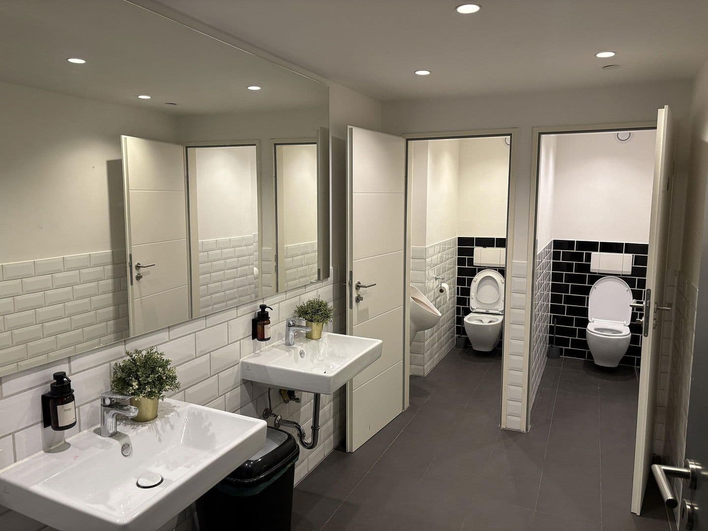 Pronájem nebytového prostoru 834 m², Landsberger Straße 452, München, Bavorsko Pronájem nebytového prostoru 834 m², Landsberger Straße 452, München, Bavorsko